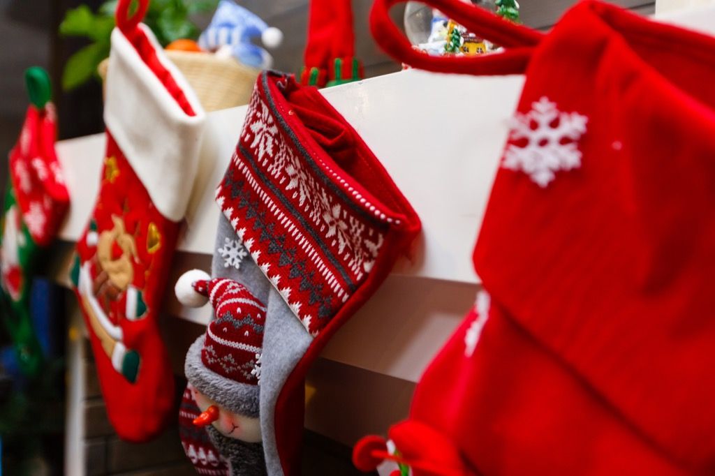 Ant mantijos kabančios kalėdinės kojinės