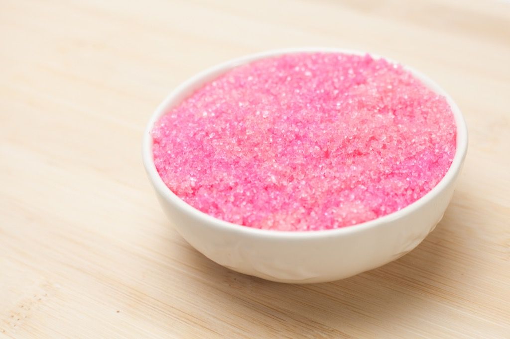 Vaaleanpunainen sokeri valkoisessa kulhossa