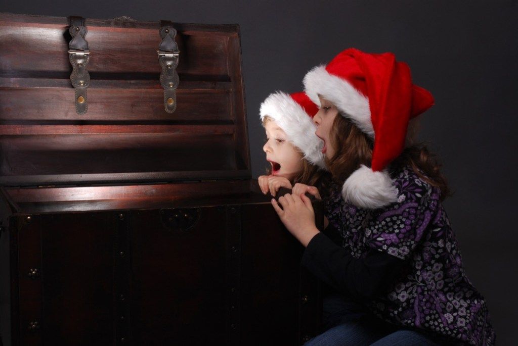 Pienet tytöt nauttivat joulun aarteenetsinnästä