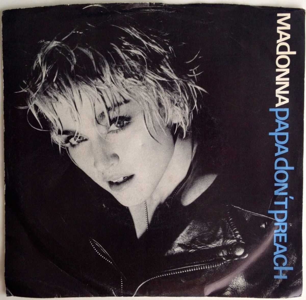 La portada de Madonna para Papa Dont Preach incluye cantante con corte pixie, canción del verano de 1986
