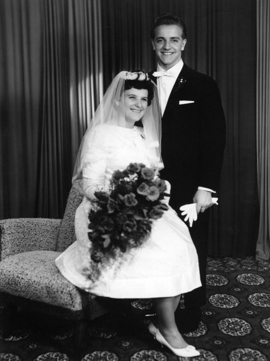 Junges Paar heiratet in den 1960er Jahren {Dating vor 50 Jahren}