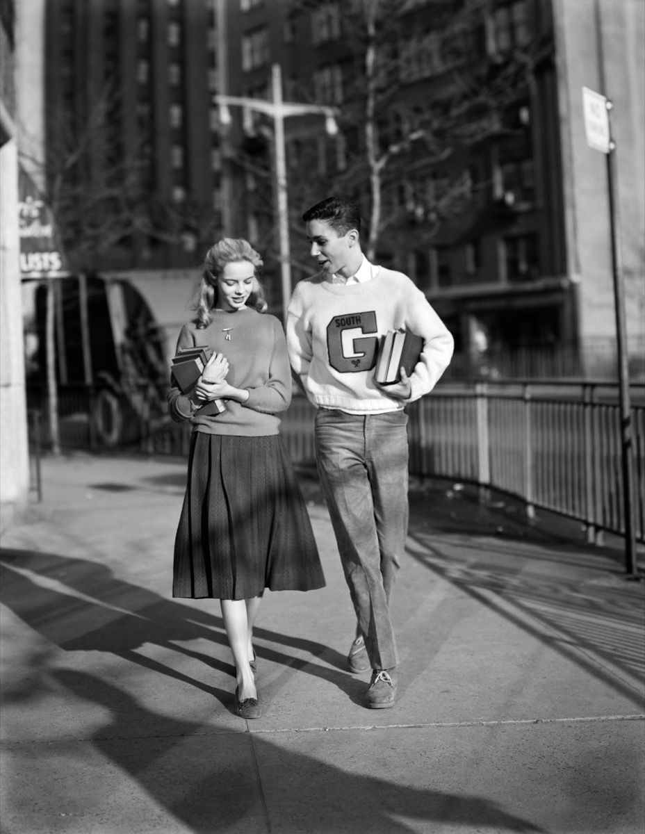 Menino e menina voltando para casa juntos na década de 1950 {namorando há 50 anos}