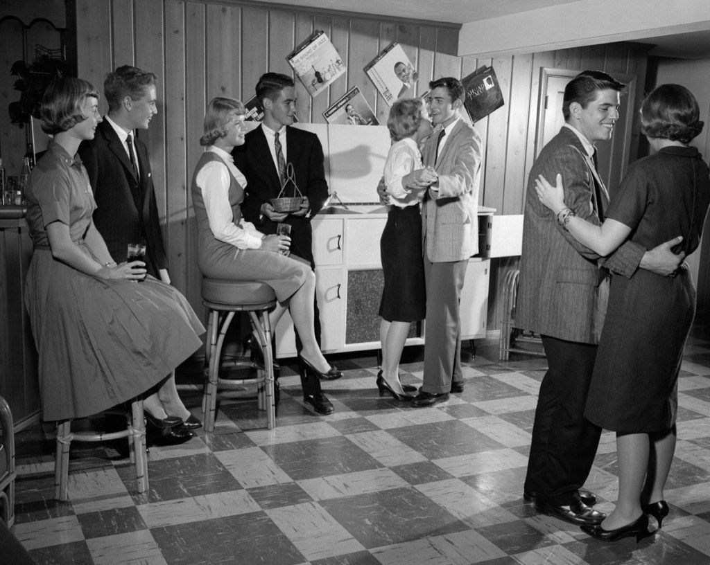 Cupluri adolescente la o întâlnire de grup în anii 1950 {Întâlnire cu 50 de ani în urmă}
