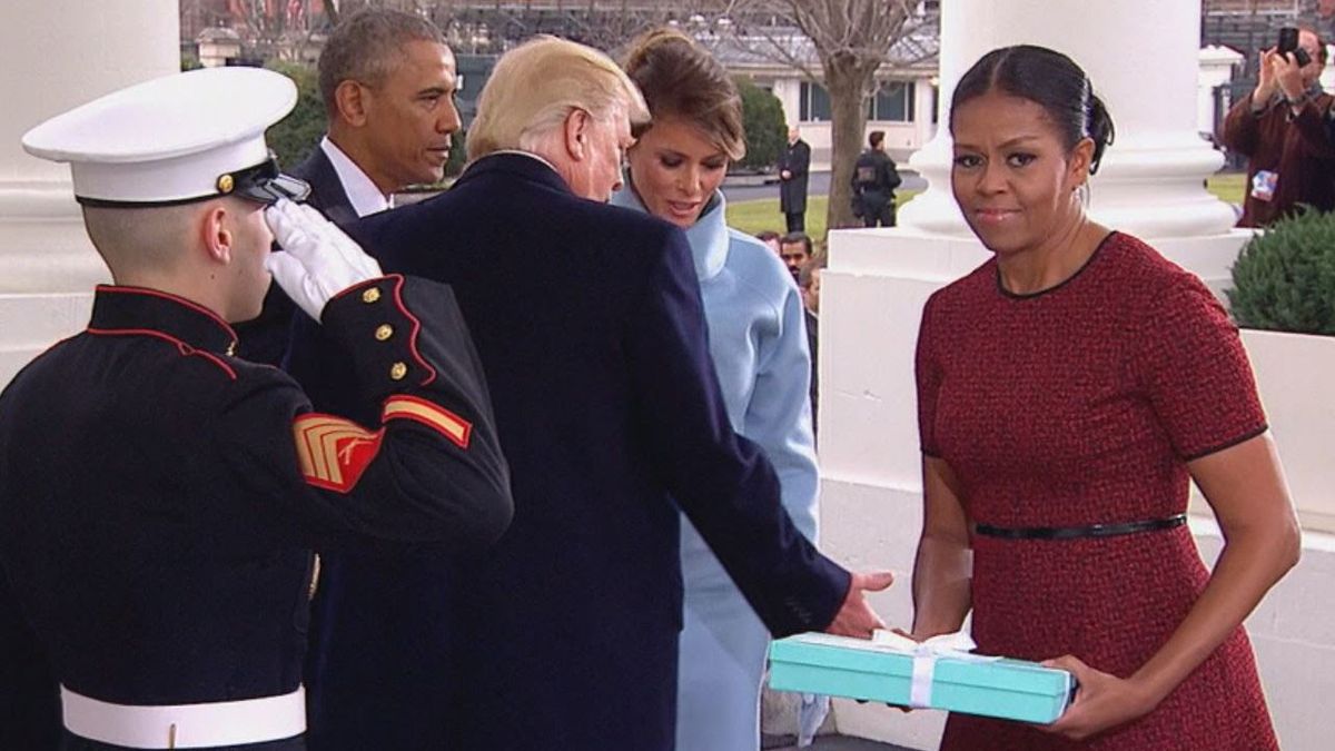 นี่คือของขวัญลับที่ Melania Trump มอบให้ Michelle Obama ในวันเข้ารับตำแหน่ง