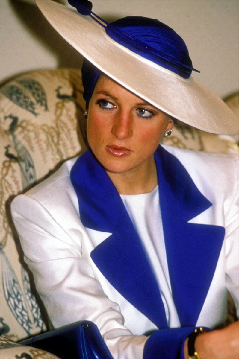 Princesė Diana su mėlyna ir balta neapykanta ir švarku 1989 m