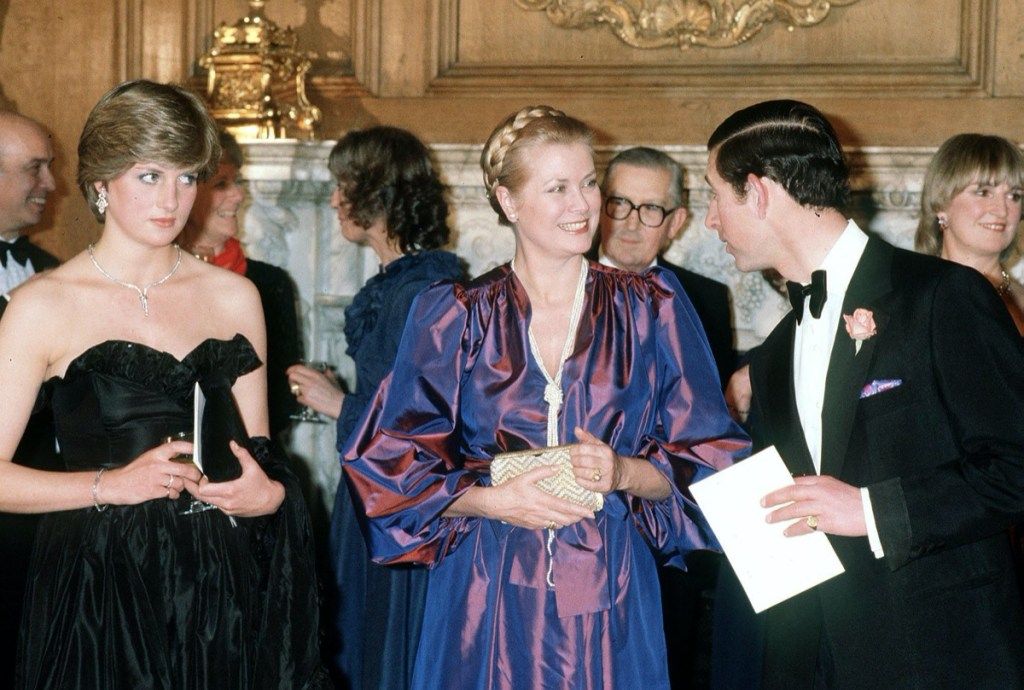 Prinses Diana draagt ​​een zwarte jurk naast Prins Grace van Monaco en Prins Charles in 1982