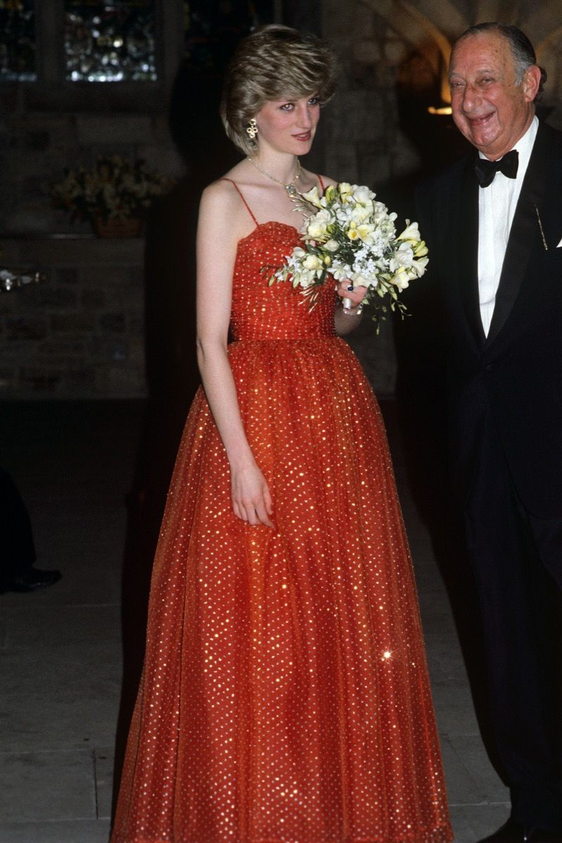 La princesa Diana viste un vestido rojo brillante en la cena de la Junta de Bienestar Judío de Gales