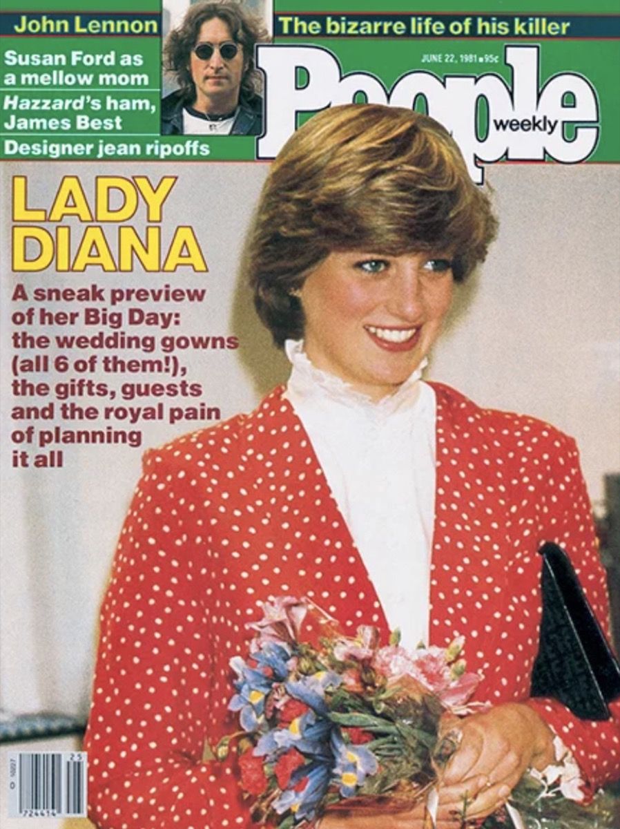 Princes Diana mặc áo khoác đỏ chấm bi trắng và cổ rùa trắng trên bìa People
