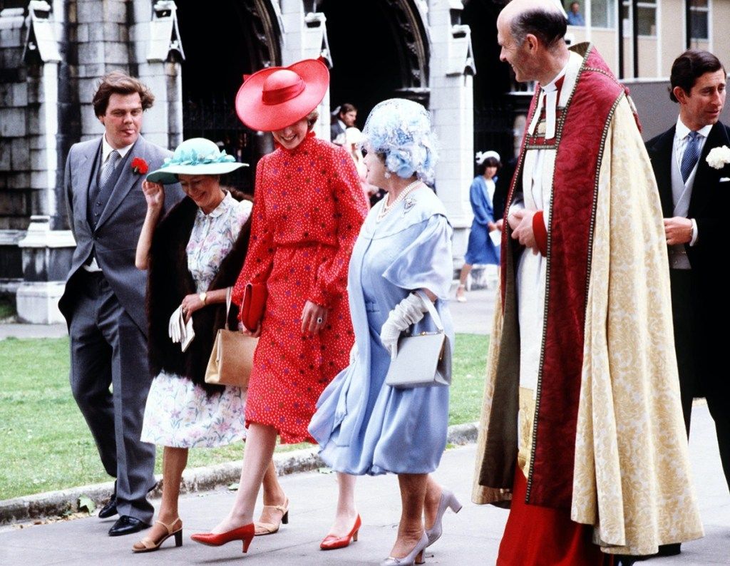 Prinsessa Diana yllään punaisessa mekossa ja hatussa Soamesin häät vuonna 1981