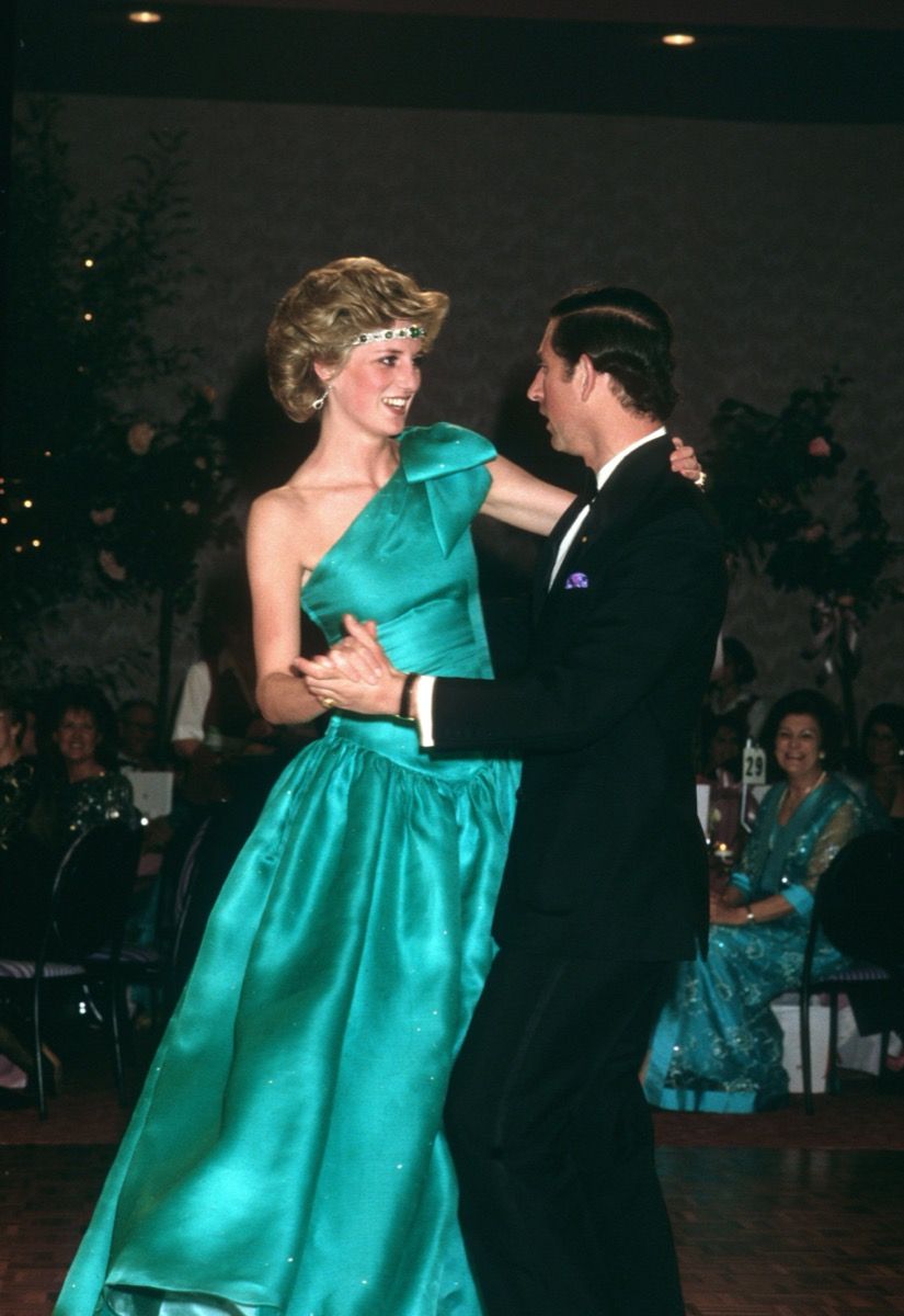Prinsesse Diana bærer en grøn kjole, mens hun danser med prins Charles