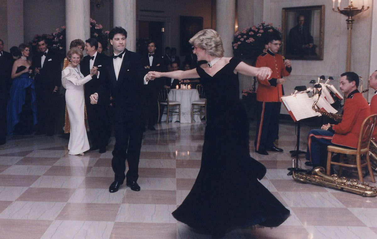 प्रिंस और वेल्स की राजकुमारी के लिए व्हाइट हाउस डिनर के बाद जॉन ट्रावोल्टा के साथ नृत्य करती राजकुमारी डायना। 9 नवंबर 1985।