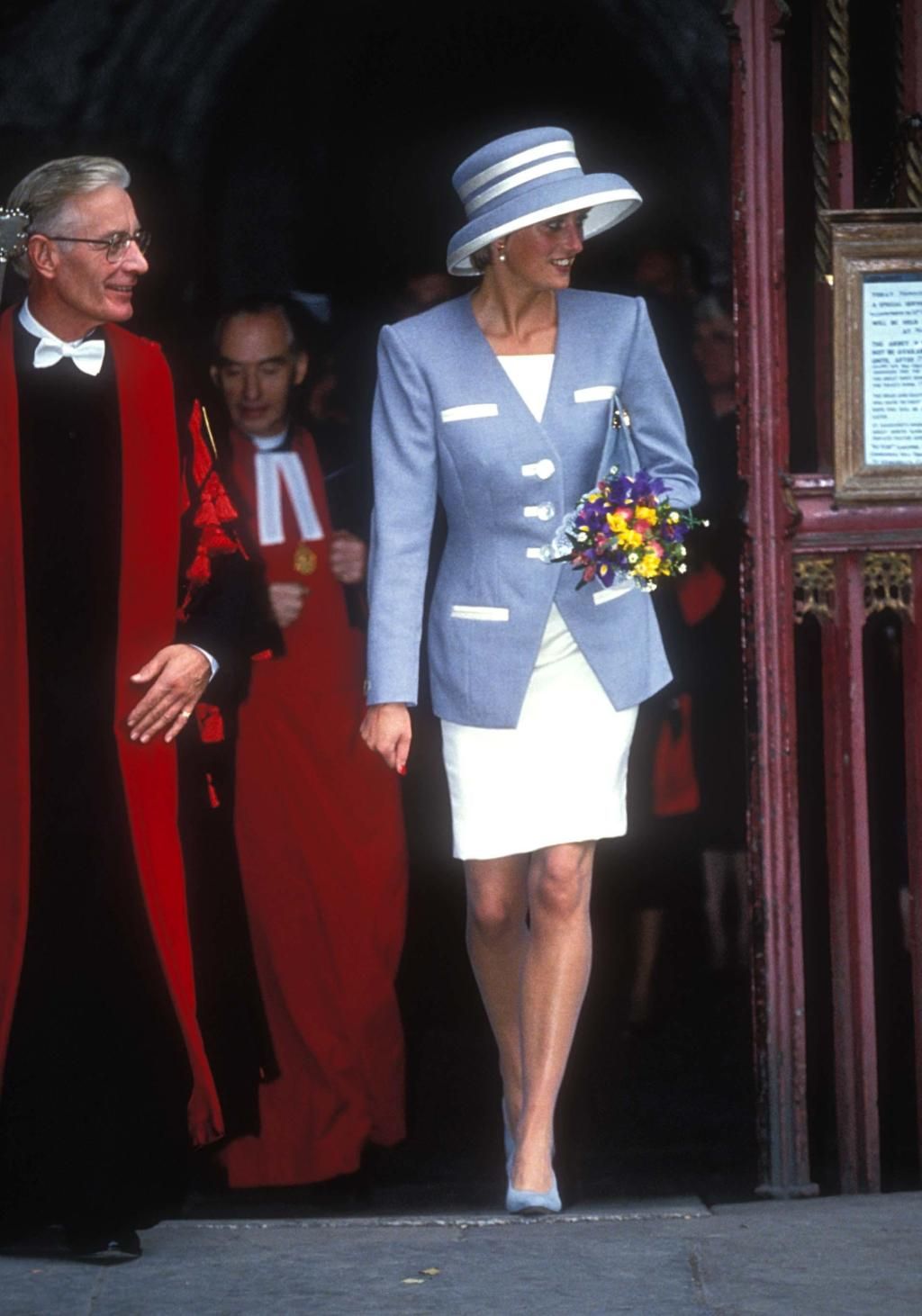 Prinsessa Diana käyttää muotoilupukua vuonna 1982