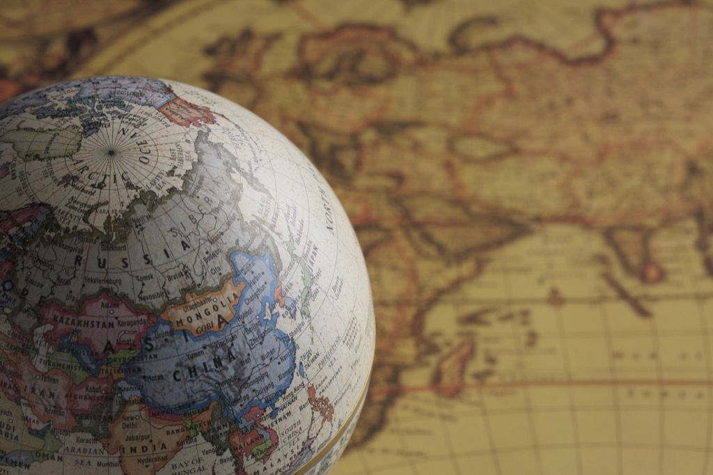 un glob și o hartă albină National Geographic