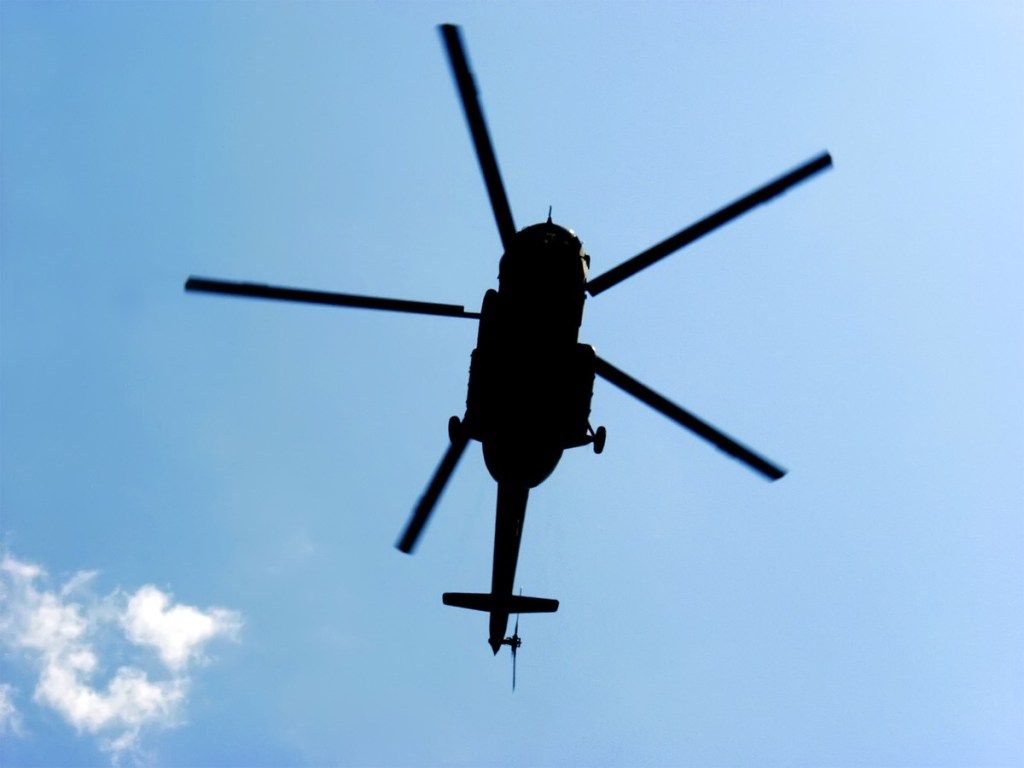 obris helikoptera na nebu