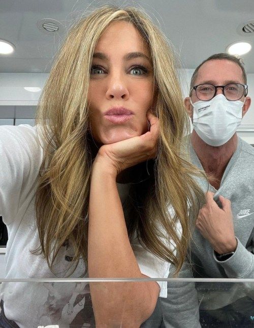 Jennifer Aniston muestra su nuevo peinado mientras regresa al trabajo