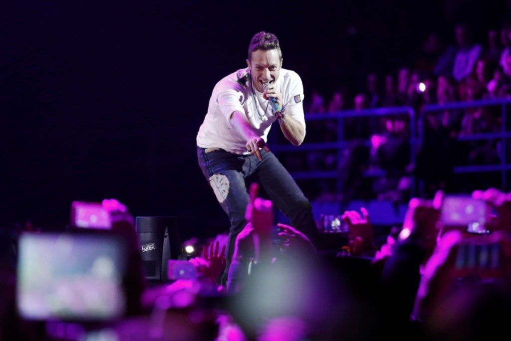 Chris Martin y Coldplay actuando en la última noche de X Factor Italia en 2016