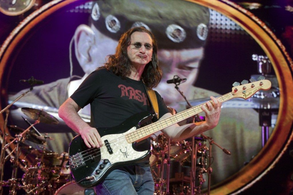 Geed Lee de la banda de rock Rush en el Anfiteatro Gibson en 2011