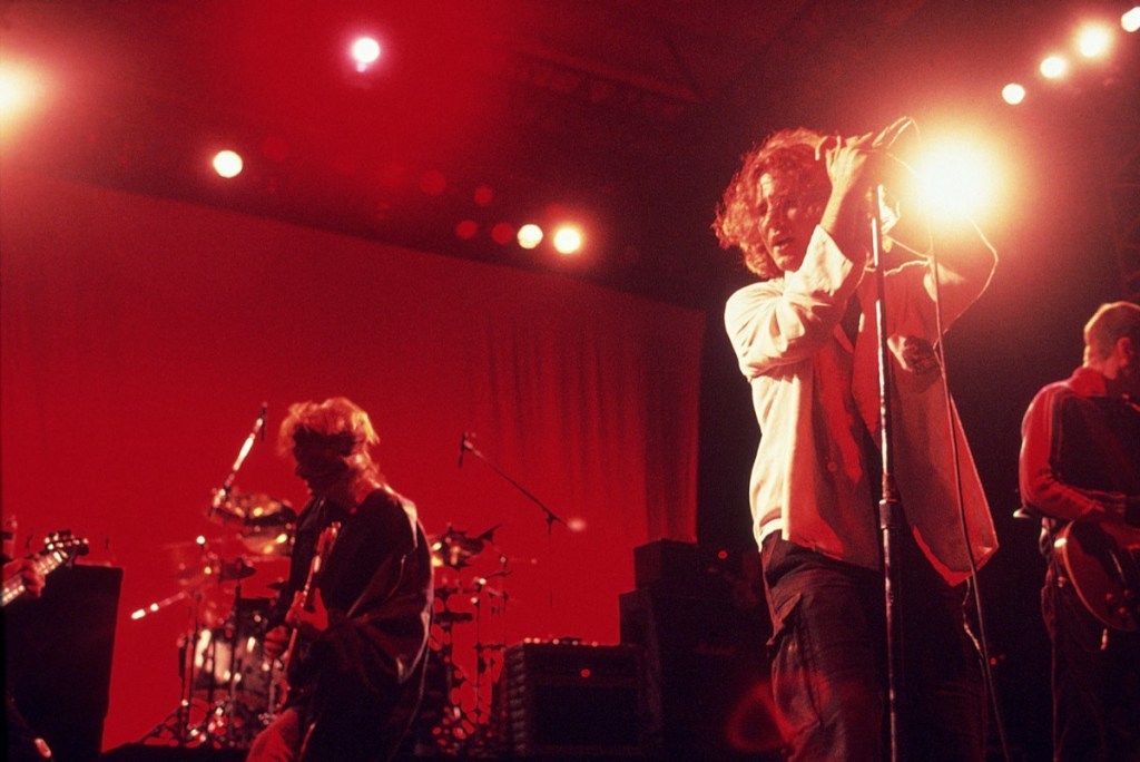 Pearl Jam actuando en 1995