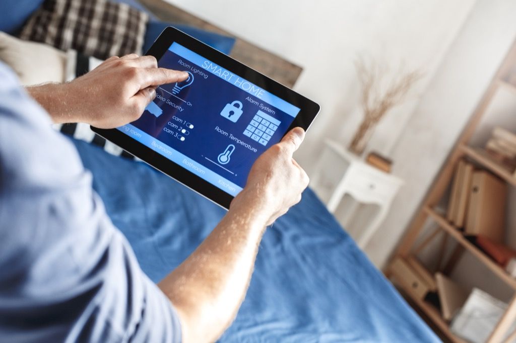 tao kinakalikot ng system ng smart home security sa isang tablet