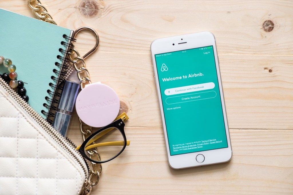 приложението airbnb на телефона до портфейла