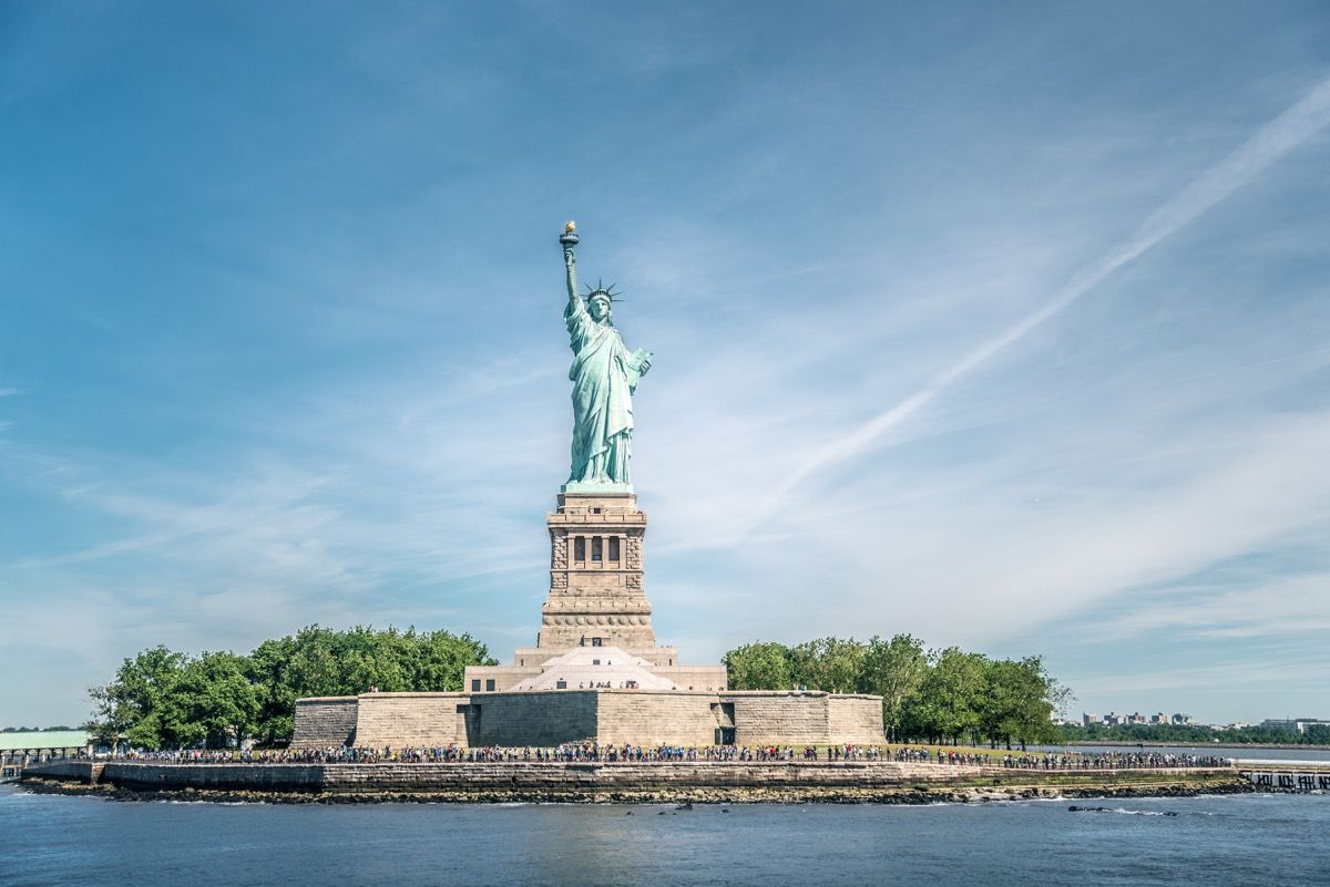 statua della libertà in una giornata limpida, domande sulla storia americana