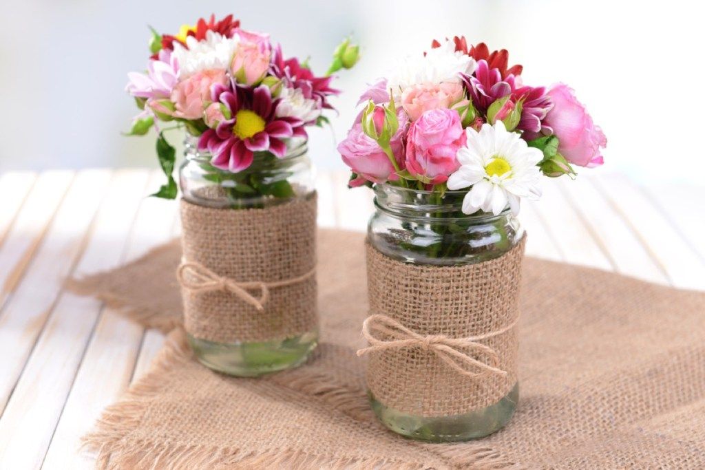 frascos de vidrio con flores silvestres y acento de arpillera, consejos de joanna gaines