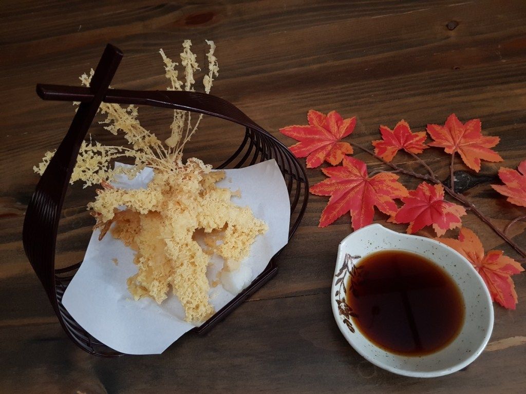 tempura de hojas de arce fritas
