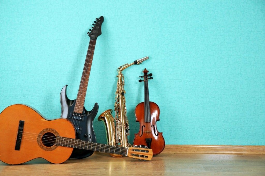 Куп различни музикални инструменти
