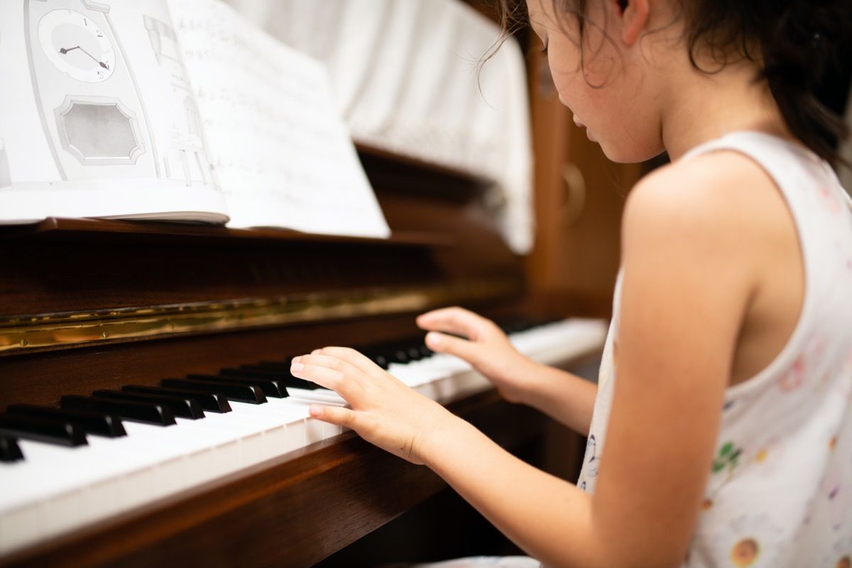 Момиченце, което свири на пиано