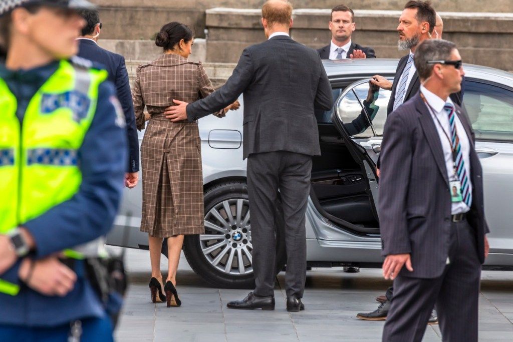 prins Harry hjelper meghan inn i en bil, prins Harry far