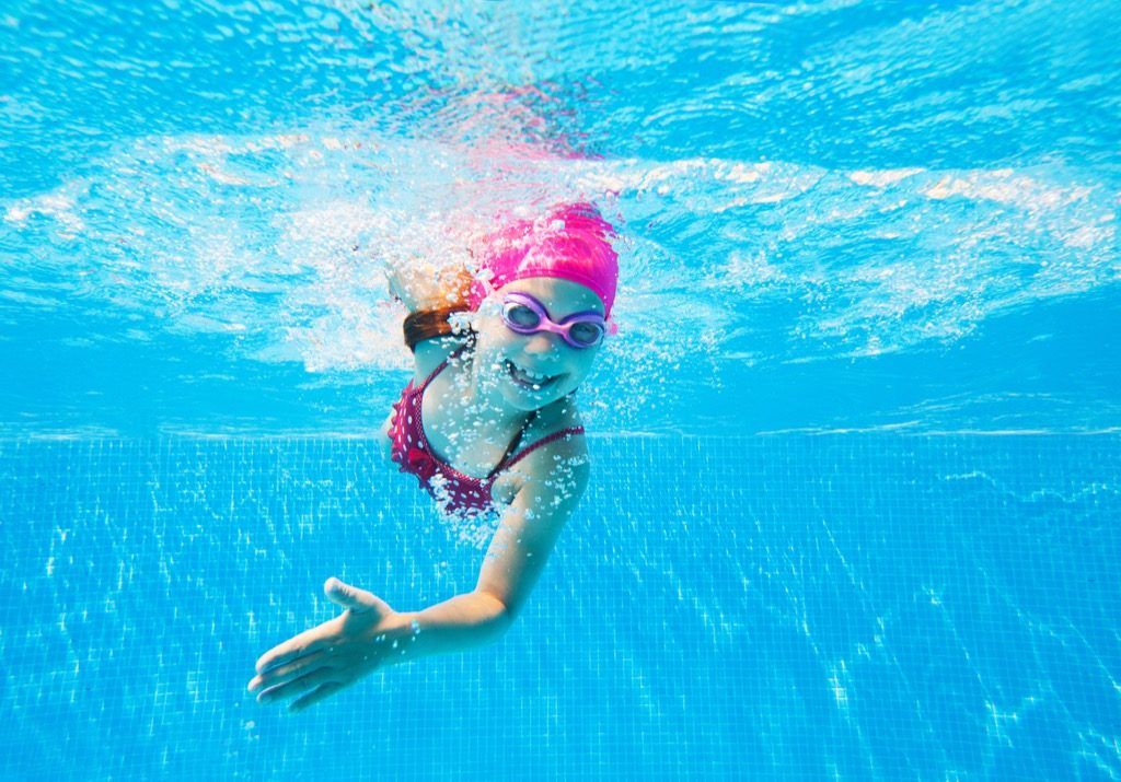 Kind schwimmen veraltete Lebensstunden erstaunliche Fakten