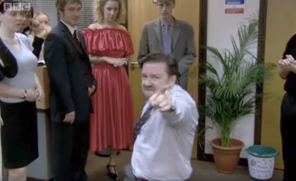 The Office UK Ricky Gervais baila las bromas más divertidas de las comedias de situación
