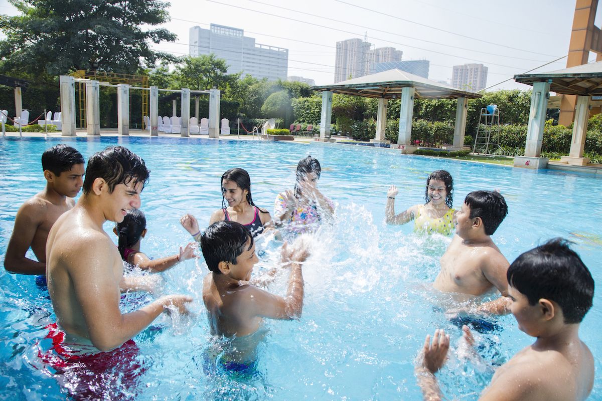 กลุ่มวัยรุ่นหลายเชื้อชาติในสระว่ายน้ำสาธารณะ
