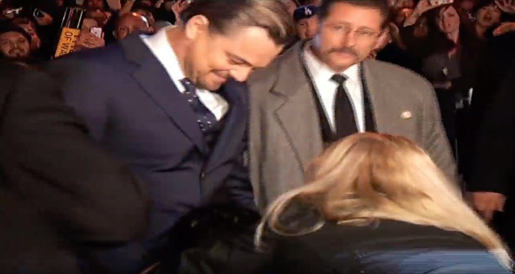 Leonardo DiCaprio recebendo um abraço estranho
