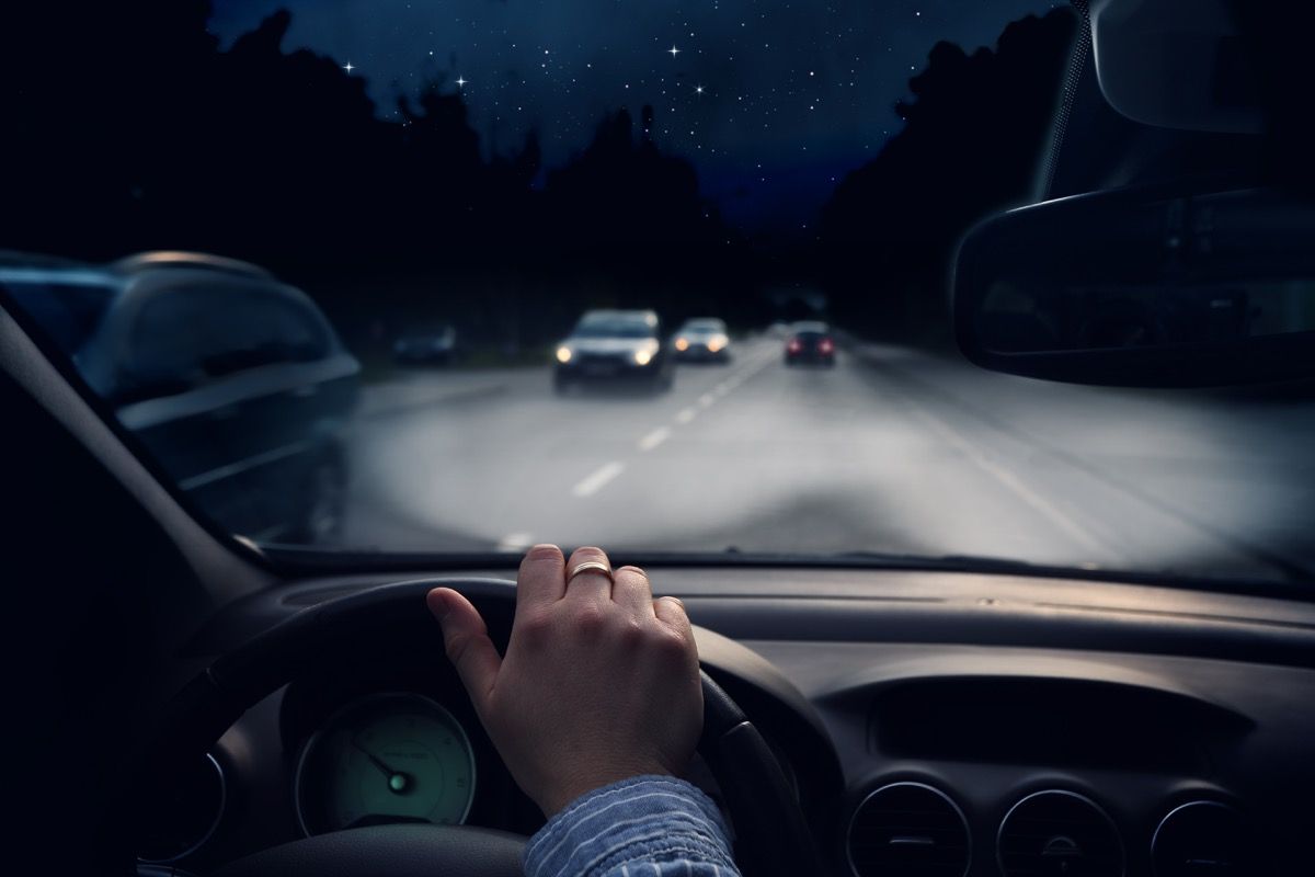 夜に車を運転している人サイレントヘルスの症状