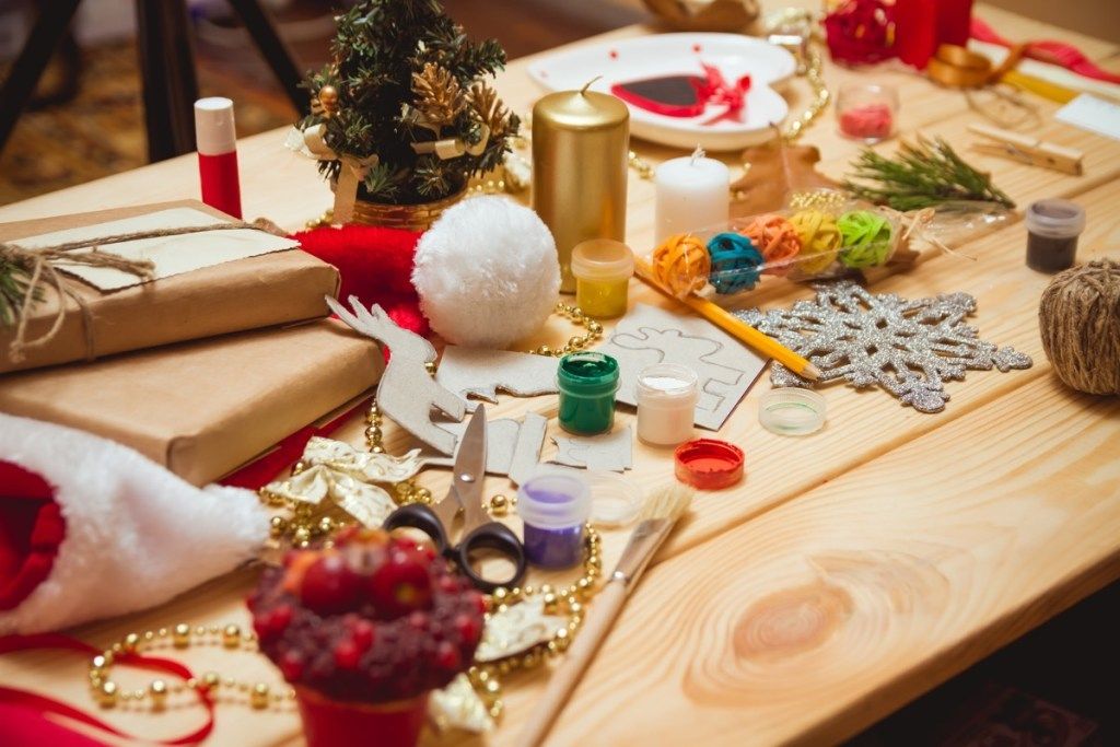 Ziemassvētku amatniecības galds