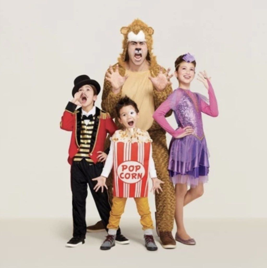 sirkuksen esiintyjiksi pukeutunut perhe, halloween-perhepuvut