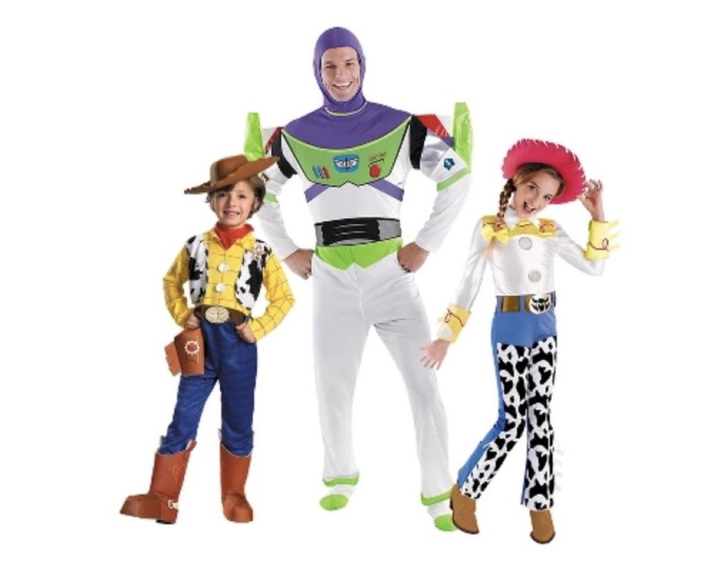 เด็กและผู้ใหญ่สองคนแต่งตัวเป็นตัวละคร Toy Story ชุดฮาโลวีนสำหรับครอบครัว