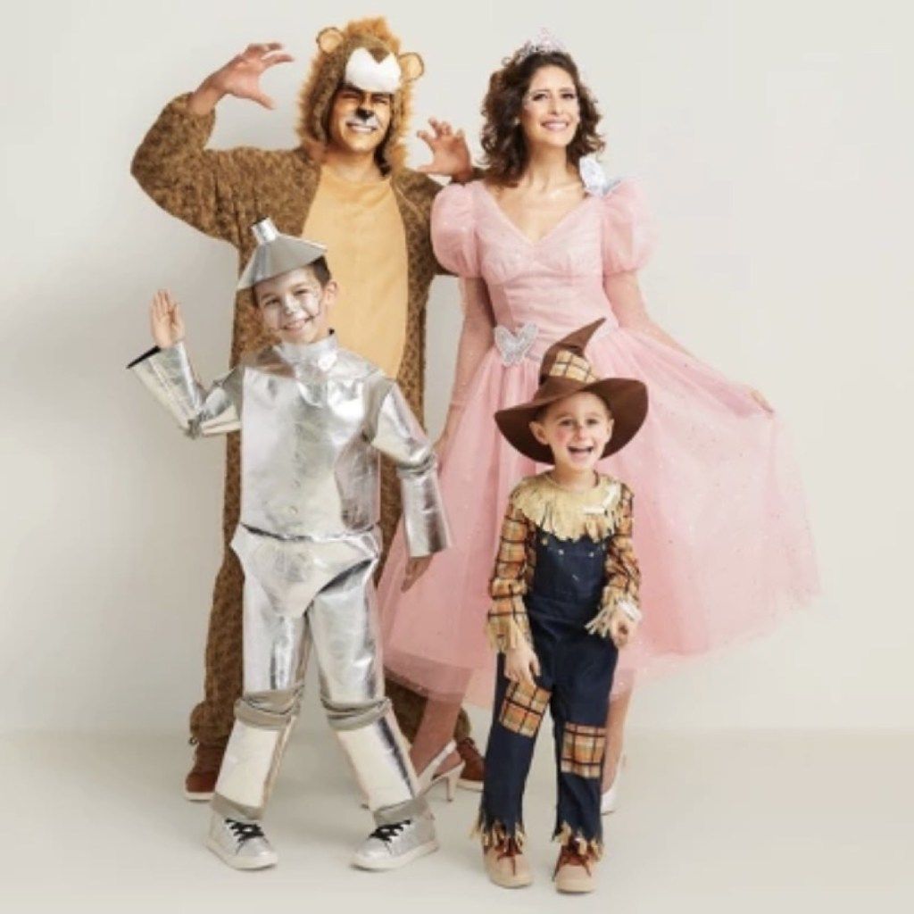 familie kledd ut som trollmann med oz-karakterer, familiens halloween-kostymer