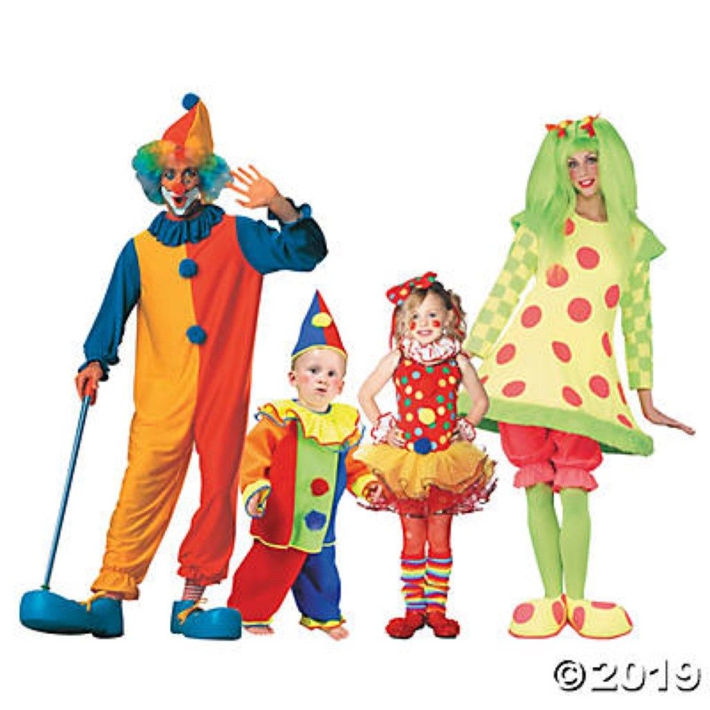 rodina oblečená v klaunských kostýmech, rodinné halloweenské kostýmy