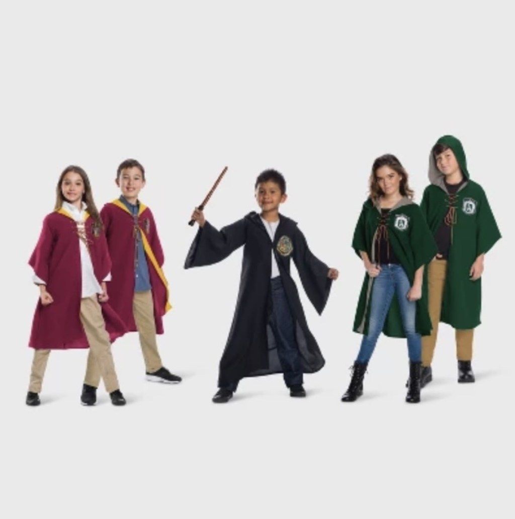 Harry Potter karaktereknek öltözött család, családi halloween jelmezek