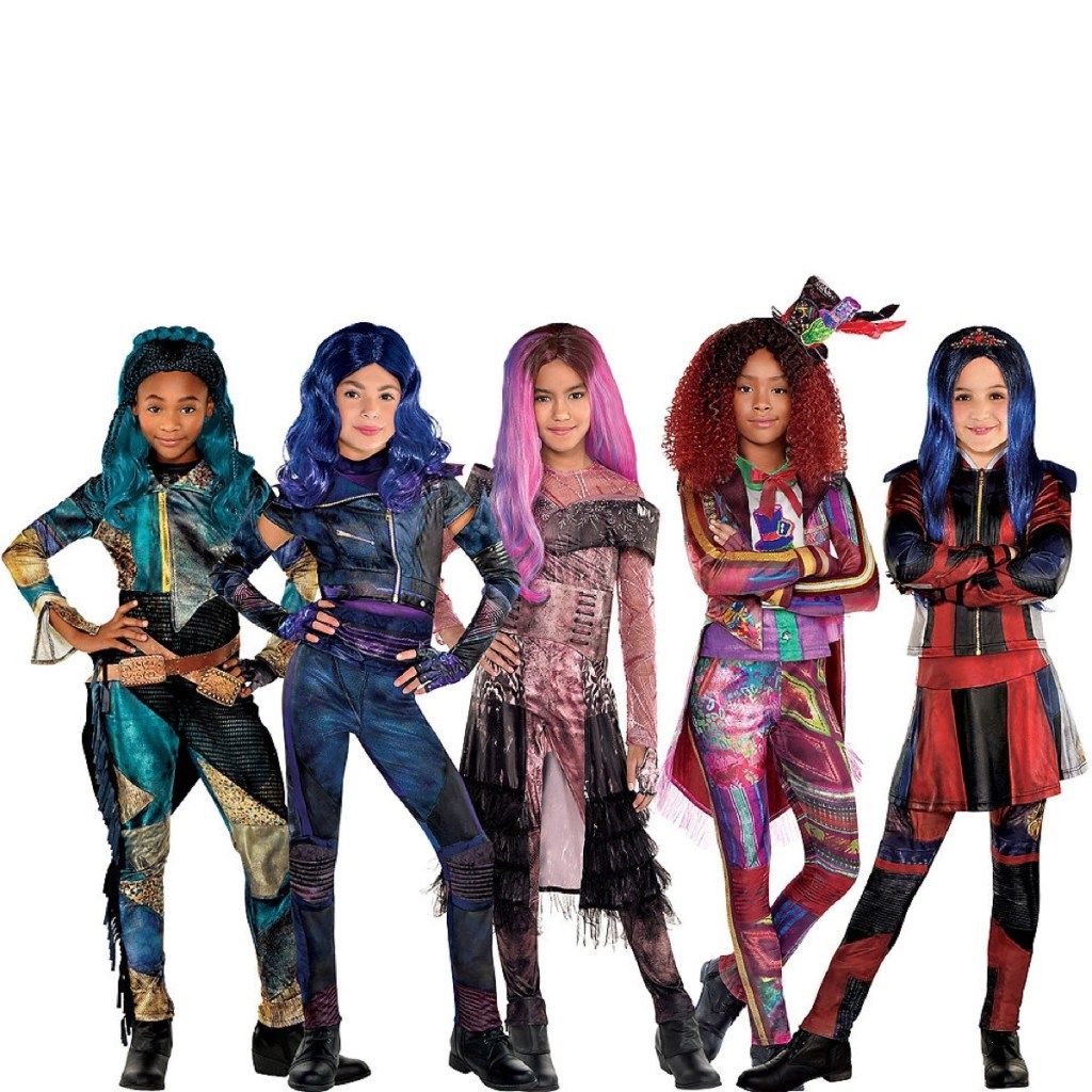 skupina dívek oblečených jako potomci 3 postavy, rodinné halloweenské kostýmy