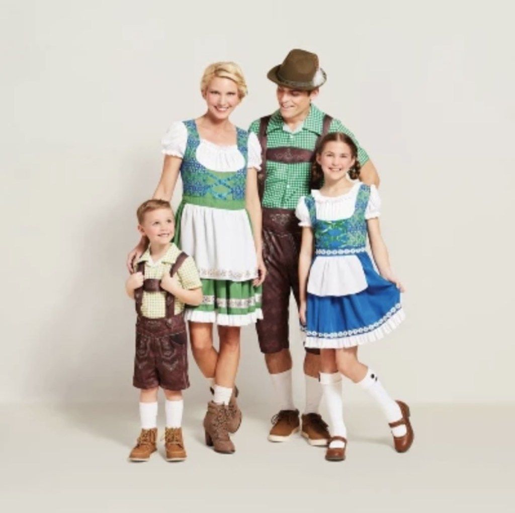 vīrietis, sieviete un divi bērni ģērbušies tradicionālos vācu tērpos, ģimenes Halovīni kostīmos