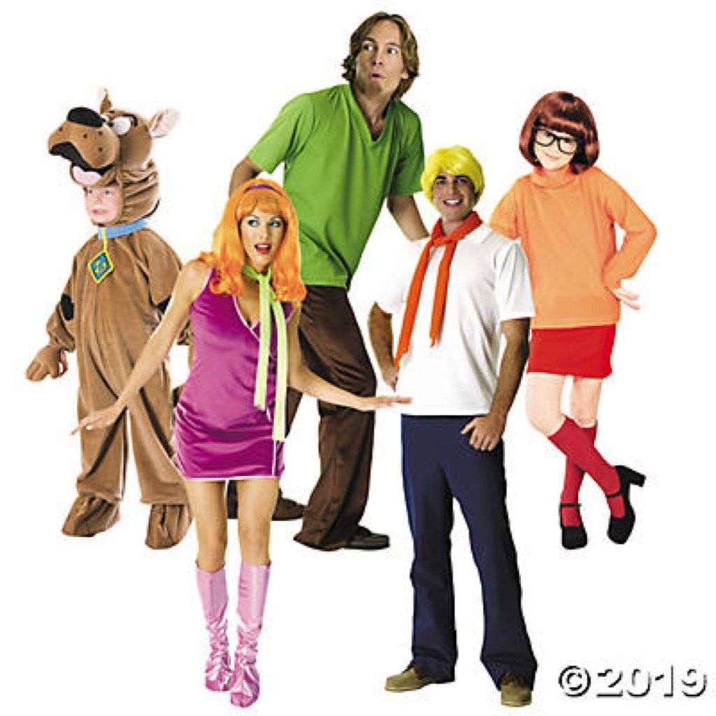 grup îmbrăcat în personaje scooby doo, costume de Halloween de familie
