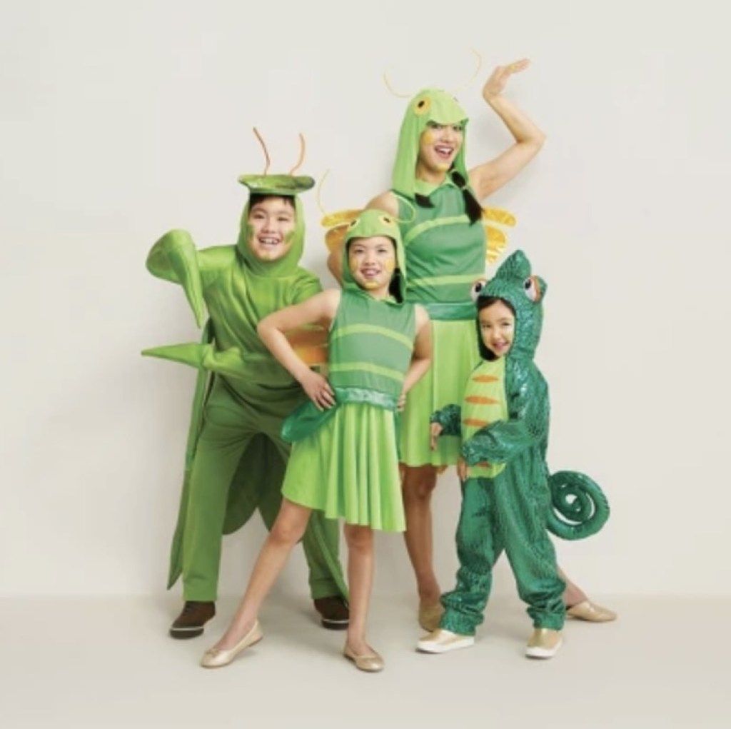 família vestida de insetos verdes, fantasias de halloween em família