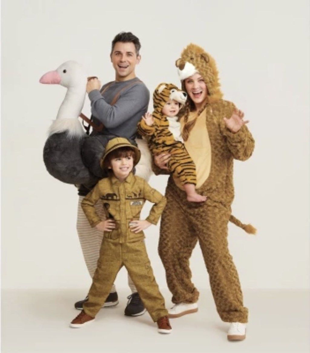 keluarga dalam kostum haiwan, kostum halloween keluarga