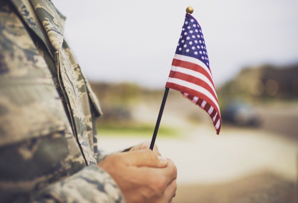 военен, държащ американско знаме - цитати за деня на ветераните