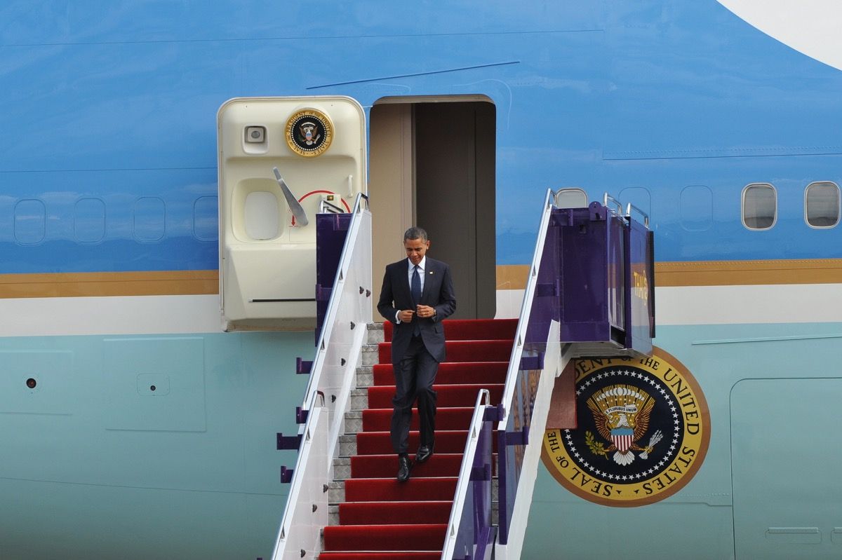 Baraks Obama atstāj lidmašīnu