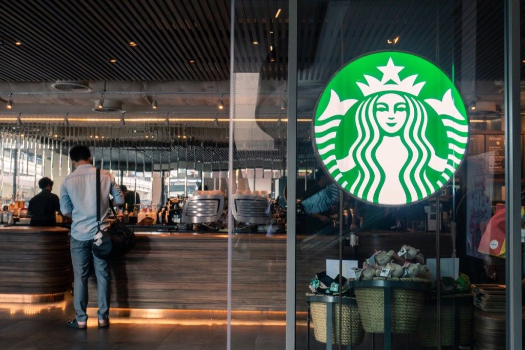 Логотип кофе Starbucks перед магазином