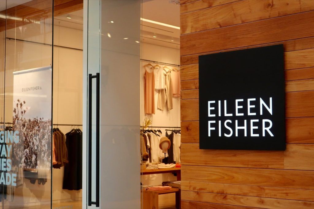 mağaza girişinde eileen fisher işareti